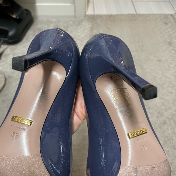Gucci 39 Navy Patent with little logos. - Picture 3 of 7